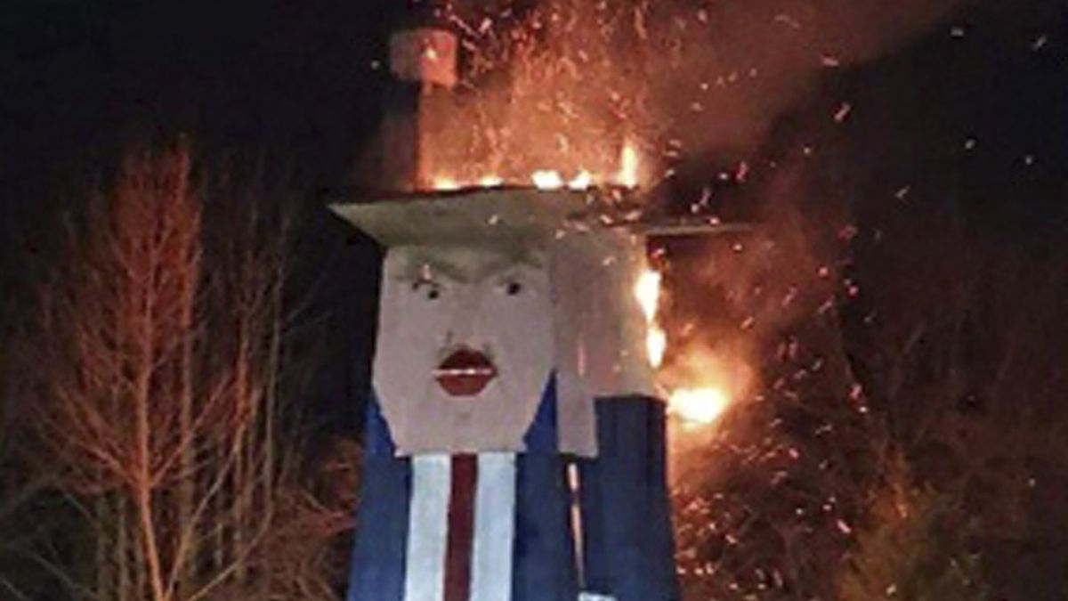 Dřevěného Trumpa se zdviženou pravicí spálili neznámí žháři
